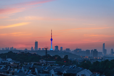 湖北省武汉市龟山电视塔的晚霞