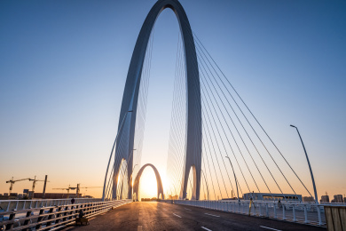 建设中的北京长安街公路大桥日出时分