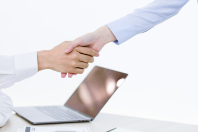 年轻的商务人士在办公室内工作