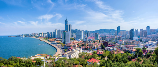 中国山东省烟台市城市海滨全景风光