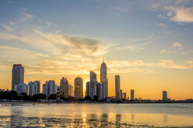 中国山东省烟台市城市海滨落日风光