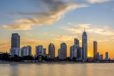 中国山东省烟台市城市海滨落日风光