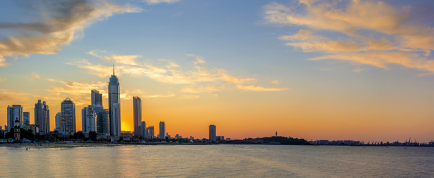 中国山东省烟台市城市海滨落日风光