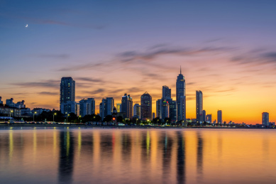 中国山东省烟台市城市海滨落日风光