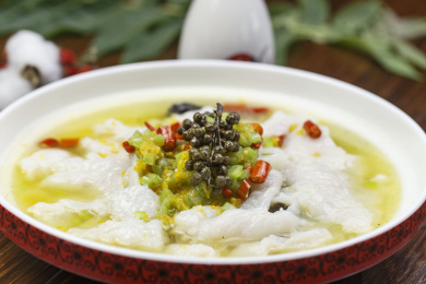 圆形白瓷盘装的椒麻酸汤龙利鱼