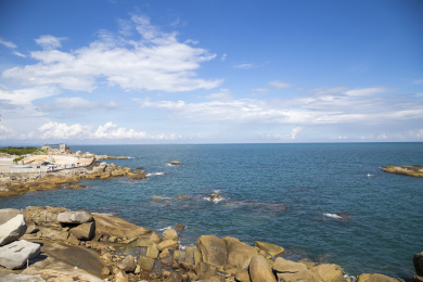 广东汕尾红海湾晴天时的海岸和岩石