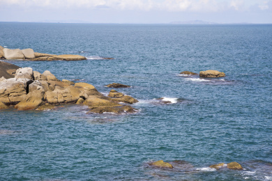 广东汕尾红海湾晴天时的海岸和岩石