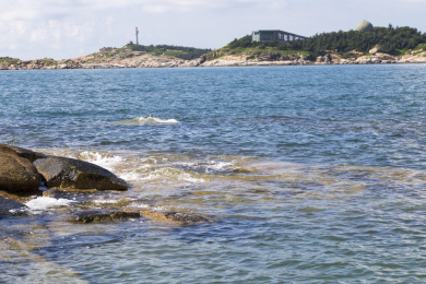 广东汕尾红海湾晴天时的海岸和岩石
