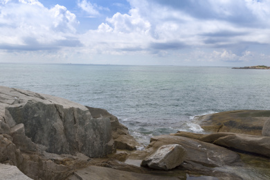 广东汕尾红海湾晴天时的海岸和岩石