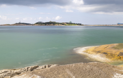 广东汕尾红海湾晴天时的海岸和岩石