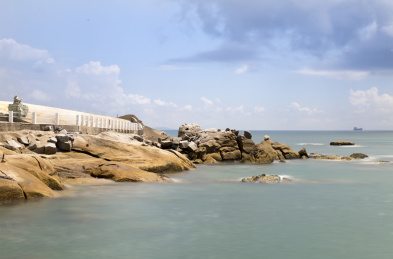 广东汕尾红海湾晴天时的海岸和岩石