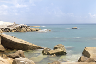 广东汕尾红海湾晴天时的海岸和岩石