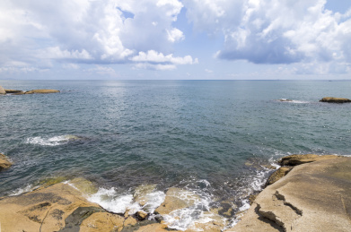 广东汕尾红海湾晴天时的海岸和岩石