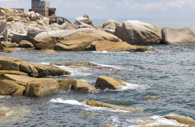 广东汕尾红海湾晴天时的海岸和岩石