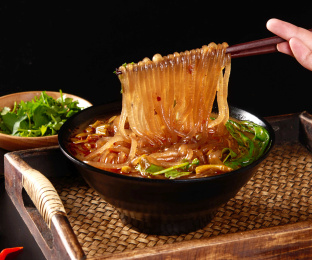 深色背景下的四川小吃青菜酸辣粉