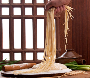 厨房砧板上的手工拉面