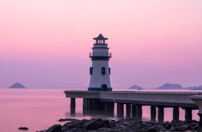 中国广东省珠海市情侣路海滨泳场灯塔日出