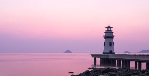 中国广东省珠海市情侣路海滨泳场灯塔日出