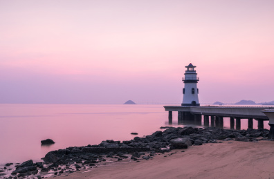 中国广东省珠海市情侣路海滨泳场灯塔日出