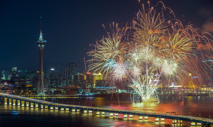 中国澳门城市繁华夜景和节日烟花汇演