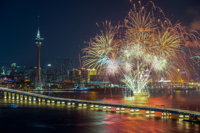 中国澳门城市繁华夜景和节日烟花汇演