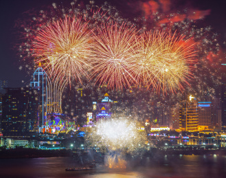 中国澳门城市繁华夜景和节日烟花汇演