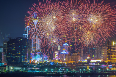 中国澳门城市繁华夜景和节日烟花汇演