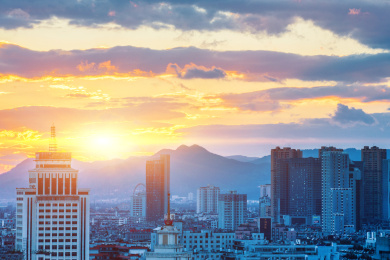 日落时分的中国云南省昆明市城区建筑风光