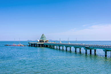 中国山东省烟台市栈桥海滨风光