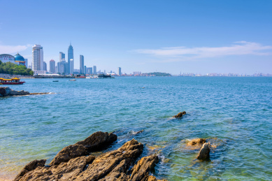 中国山东省烟台市海滨建筑群