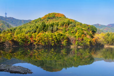 辽宁本溪绿石谷森林公园翠湖秋天景观