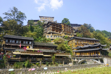 贵州省黔东南州西江千户苗寨木楼和风雨桥