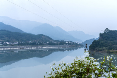 雾汽弥漫的四川省绵阳市涪江六峡峡湾风光