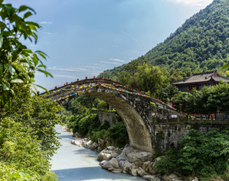 蓝天下四川绵阳安州古老的单孔拱桥太平桥