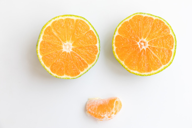 用切开的柑橘拼凑而成的笑脸