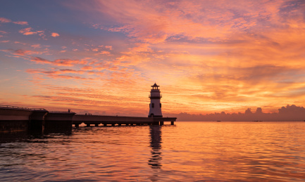 中国珠海海滨泳场震撼日出火烧云
