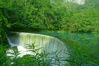 贵州省黔南布依族苗族自治州荔波小七孔卧龙潭水坝瀑布
