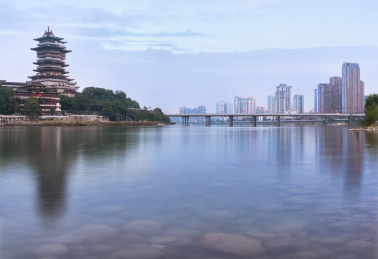 中国四川省绵阳市涪江畔的越王楼仿古建筑风光