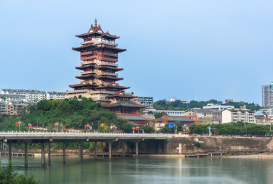 中国四川省绵阳市涪江畔的越王楼仿古建筑风光