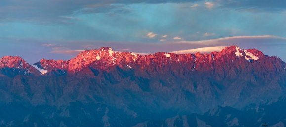新疆安集海大峡谷远眺天山