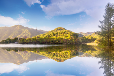 辽宁本溪绿石谷森林公园翠湖秋天景观