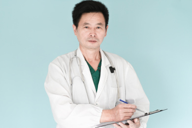 站在蓝色背景前的中国男医生