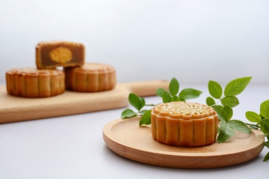 餐桌上木质餐盘里的中秋节月饼