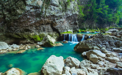 中国贵州黔南荔波县大七孔景区内的溪谷风光