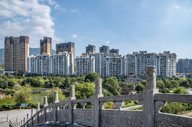 中国湖南省郴州市郴江河上的拱桥清风桥和高层住宅建筑