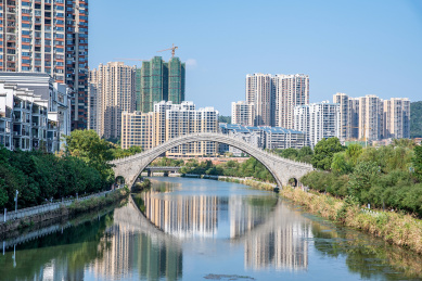 中国湖南省郴州市郴江河岸风光