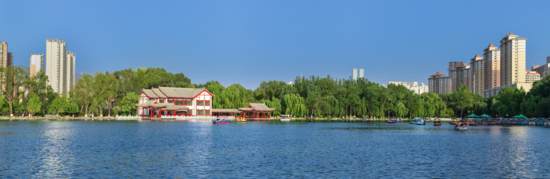 青海省西宁市人民公园夏季时的湖面全景图
