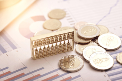 放在数据图纸上的算盘和硬币——货币金融概念