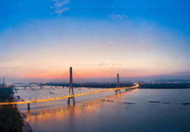 江苏省南京市晚霞河流中高大的桥梁