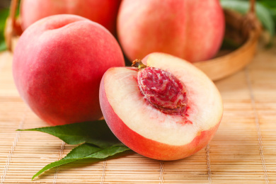 木底上的毛桃果肉切面